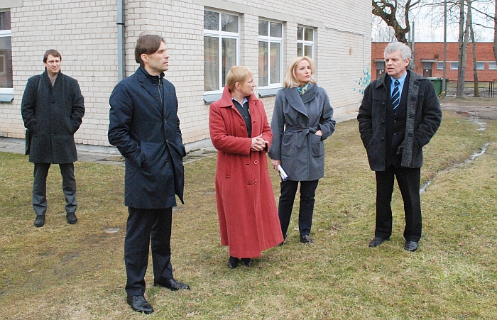 Sporto departamento direktorius Edas Urbanavičius (antras iš kairės) pritarė širvintiškių pasirinktai stadiono vietai.