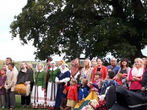 Rajono merė Živilė Pinskuvienė ir jos padėjėja Janina Greiciūnaitė „Tautišką giesmę“ giedojo Kernavėje.