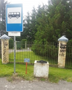 20160714_094507 Dabar stotelėje pastatyta šiukšliadėžė. Viliamasi, kad vis dėlto jaunimas susipras, kad teršti nevalia.
