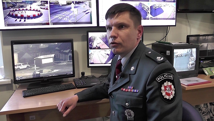 Vladas Butkus prie Ukmergėje įrengtų stybėjimo kamerų monitorių.