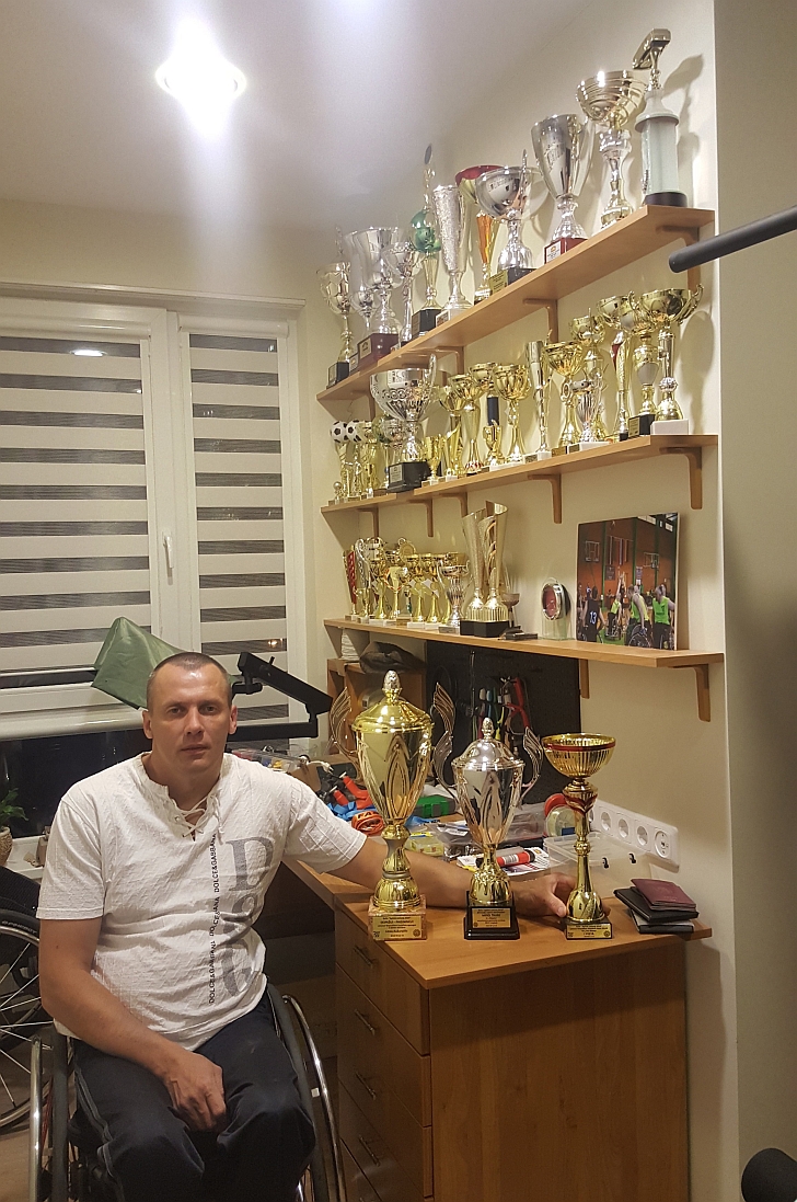 Algimantas Kojis ir jo iškovotos taurės.