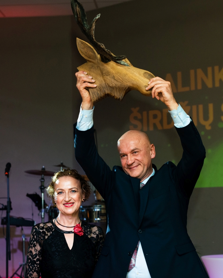 Žilvinas Badikonis akciją „Dalinkimės širdžių šiluma“ parėmė įsigijęs tautodailininko Kęstučio Norušio sukurtą Širvintų krašto simbolį.
