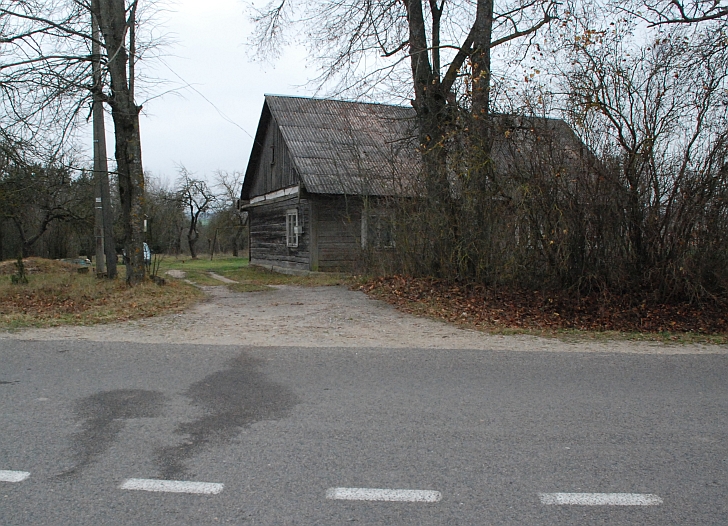 „Sedūnai kitoje pagrindinio kelio pusėje, koks čia kaimas?“ - kartais teiraujasi siuntų vežėjai. Juo labiau, kad ir namas be lentelės, be numerio.