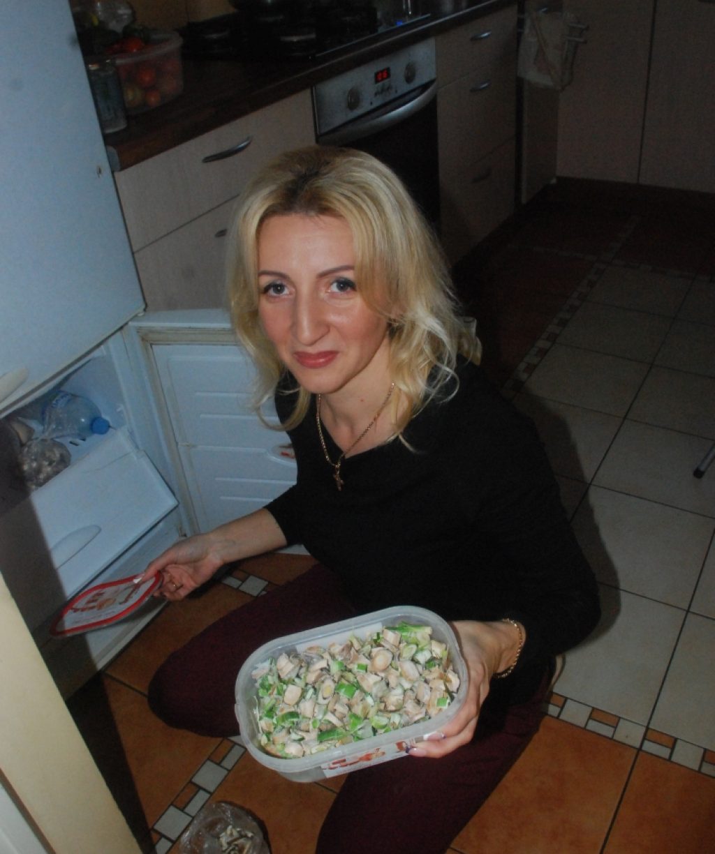Šaldiklyje laikomi jau paruošti valgymui šitake grybai.