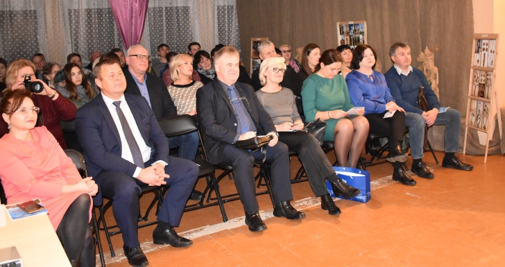 Kairėje - Alionių seniūnas Sigitas Bankauskas.