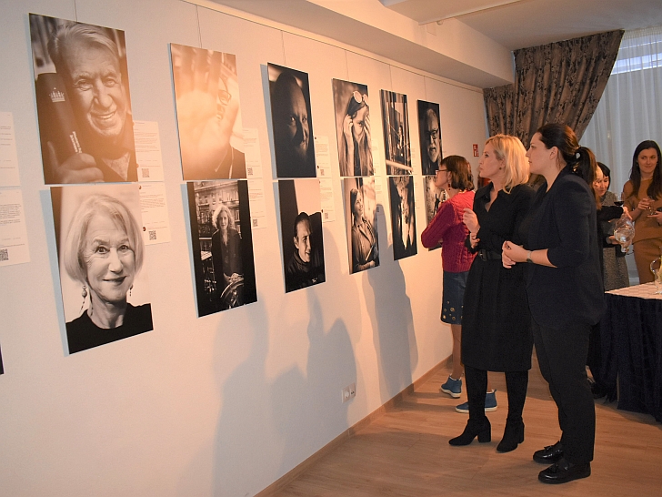 Parodą „100 tikrų žmonių portretų“ apžiūri merė Ž. Pinskuvienė ir vicemerė J. Pažusienė.