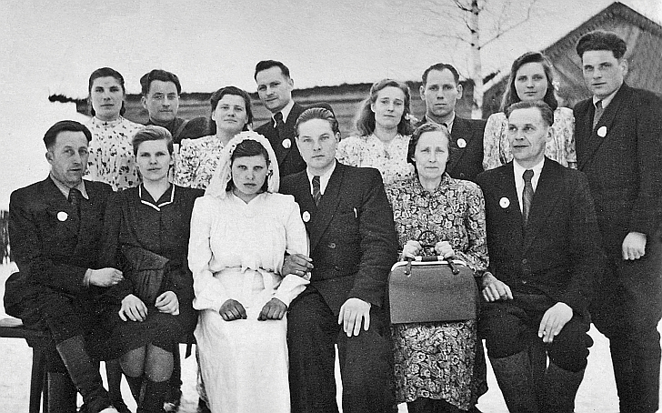 Stasys Žinys (sėdi pirmas iš dešinės) vestuvėse. 1952 m.