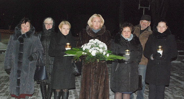 Savivaldybės vadovės prie paminklo žuvusiems už Lietuvos nepriklausomybę padėjo gėlių ir uždegė atminimo žvakeles.