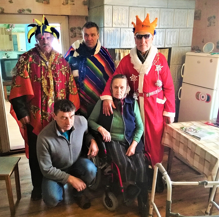 Antanaičių kaime aplankyti Sūnus ir motina Saveikiai.