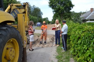 Merė ir Savivaldybės administracijos Investicijų skyriaus vedėja apžiūri šaligatvių Vilniaus gatvėje remonto darbus.