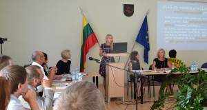 DSC_0150 Savivaldybės administracijos direktorė Ingrida Baltušytė-Četrauskienė pristatė Tarybos nariams ir visiems, stebėjusiems posėdžio tiesioginę transliaciją, išsamią Savivaldybės paskolų situaciją.