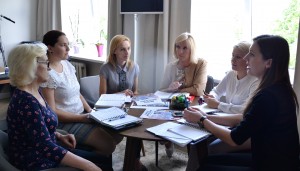 Artėjant Širvintų miesto šventei, kuri vyks liepos 23 d., merės Živilės Pinskuvienės potvarkiu sudaryta darbo grupė aptarė paskutinius organizacinius klausimus. Šiemet šventėje prekiauti pateikė prašymus itin daug prekybininkų, amatininkų, tautodailininkų, todėl svarbus prekybos vietų išdėstymo klausimas.   Darbo grupės nariai bendru sutarimu nutarė atmesti paskutinėmis savaitėmis į Savivaldybę besikreipiančių politinių partijų prašymus miesto šventėje vykdyti politinę reklamą ir agitaciją.   Kviečiame visus širvintiškius, miesto svečius, bendruomenes, įstaigas, kolektyvus dalyvauti šventėje, kurios metu vyks daugybė koncertų, pasirodymų, džiaugtis šventine nuotaika, atsipalaidavus pasinerti į kultūros bei pramogų sūkurį! 