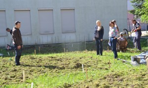 DSC_0767 Prasidėjusiais darbais domisi Savivaldybės administracijos direktorė Ingrida Baltušytė-Četrauskienė ir Architektūros ir kraštotvarkos planavimo skyriaus vedėja Deimantė Oršauskaitė.