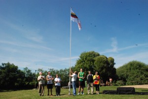 Musninkų bendruomenės „Spindulys“ pirmininkas Alvydas Rolis iškelia olimpinio festivalio vėliavą.