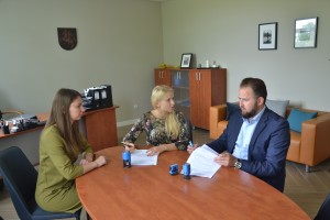 Savivaldybės administracijos Investicijų ir savivaldybės nuosavybės skyriaus vedėja Dovilė Audėjūtė ir Administracijos direktorė Ingrida Baltušytė-Četrauskienė pasirašo sutartį su rangovo atstovu.