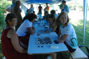 Pirmame plane šaškėmis žaidžia: kairėje - Nijolė Sutkuvienė, dešinėje - vėliau čempione tapusi Lina Surgėlaitė. 