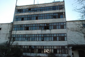 Zibalų gatvėje esantis daugiaaukštis pastatas, buvęs sėklų fabrikas, primena po Černobylio katastrofos žmogaus rankos nepaliestą statinį. 