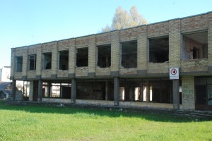 Rekonstruojamos Kalnalaukio gatvės „puošmena“ - buvusi parduotuvė-valgykla. 