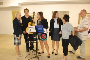Prieš koncertą su muzikantais iš Čekijos kalbasi (angliškai) administracijos direktorė Ingrida Baltušytė-Četrauskienė ir Širvintų kultūros centro direktorė Rytė Bareckaitė.