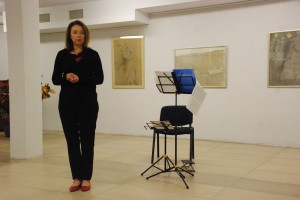 Parodos kuratorė Gitana Juozapavičienė pristato  Arvydo Gurevičiaus darbų parodą „Kelionė“. 