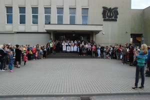 Prie Kultūros centro širvintiškiai kartu su viso pasaulio lietuviais vieningai gieda „Tautišką giesmę“.