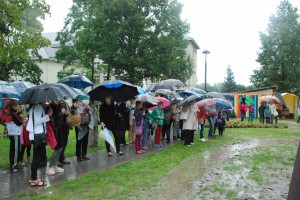 DSC_7883 Nepaisydami pliaupiančio lietaus, į skverelio atidarymą atėjo nemažas būrys širvintiškių.