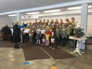 Meno mokyklos choras „Garsiukai“ atstovaus Širvintų rajonui moksleivių dainų šventėje „Tu mums viena“. Choro vadovė Julija Jadzevičienė, koncertmeisteris Gintaras Pauliukonis