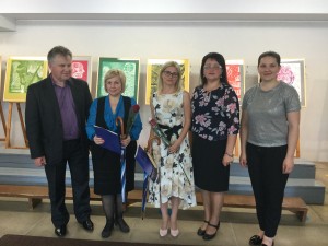 Savivaldybės merės Živilės Pinskuvienės padėkomis apdovanotos mokytojos Julija Jadzevičienė ir Jurgita Reneckytė-Žemaitienė su rajono Tarybos Kultūros, švietimo, jaunimo ir sporto komiteto pirmininku Romu Zibalu, l. e. p. Meno mokyklos direktore Daiva Vinciūniene, merės padėjėja Janina Greiciūnaite