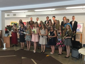Meno mokyklos baigiamųjų klasių mokiniai su l. e. p. direktore Daiva Vinciūniene