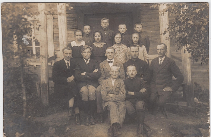 Pradžios mokyklos egzaminai Musninkuose. Antroje eilėje pirmas iš kairės - III skyriaus mokytojas S. Polockas, antras - Simas Bakšys. 1927 metų birželio 11 diena.