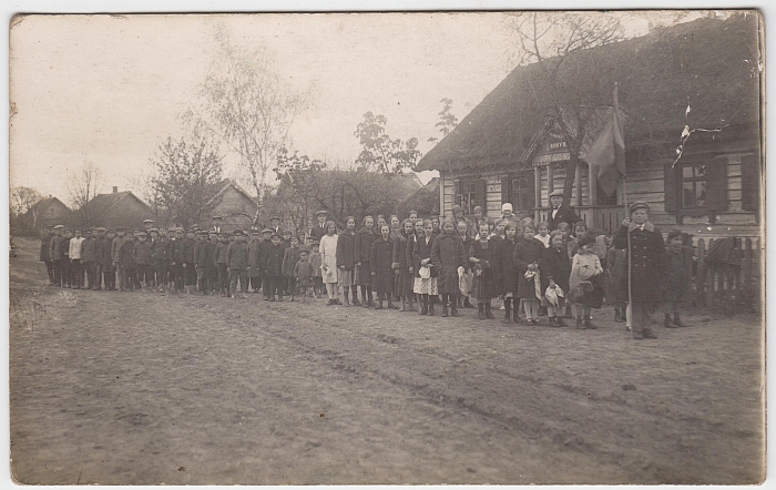 Pradžios mokyklų mokinių ekskursija į Kernavę. Per vidurį už mokinių stovi Simas Bakšys. 1927 metų gegužė.