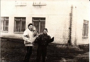 Asta Muleronkaitė - Krivickienė (kairėje) ir Vida Pukanasytė prie Širvintų Lauryno Stuokos-Gucevičiaus vidurinės mokyklos. Asta Muleronkaitė - Krivickienė (kairėje) ir Vida Pukanasytė prie Širvintų Lauryno Stuokos-Gucevičiaus vidurinės mokyklos.