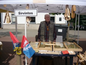 Renginio dalyvius viliojo išskirtiniai mūsų tautodailininko Julijano Gridziuškos papuošalai.