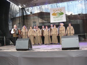 Koncertuoja Širvintų neįgaliųjų draugijos ansamblis „Viltis“.