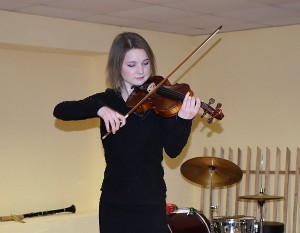 Smuiką virkdė buvusi Anciūnų kapelos muzikantė, dabar Muzikos akademijos studentė Indrė Andrikonytė. 