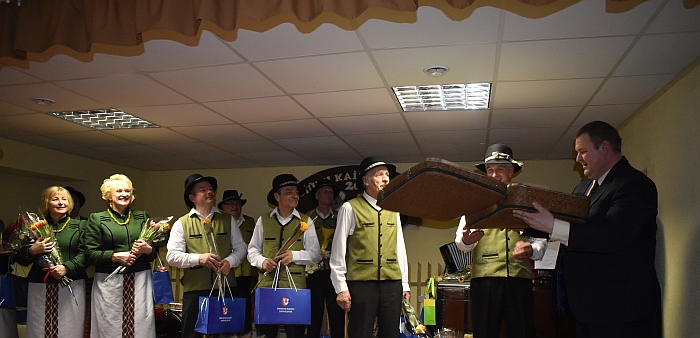 L. e. Zibalų seniūno pareigas Sigitas Bankauskas įteikia dovanas muzikantams ir dainininkams.