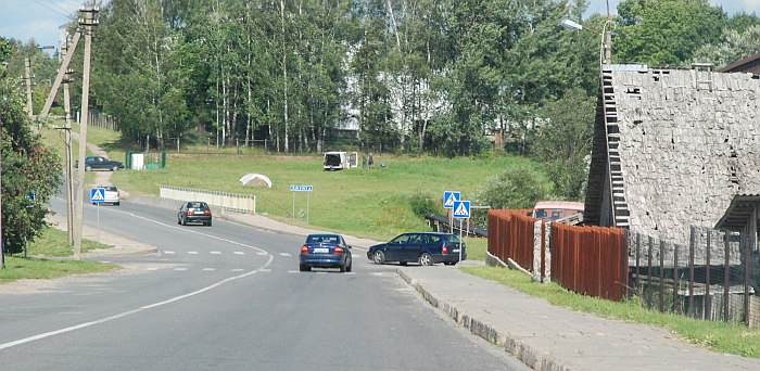 Važiuojantys Sodžiaus gatve nėra garantuoti, ar jiems prieš akis iš Ukmergės gatvės, kurią užstoja tvora, neiššoks koks automobilis.