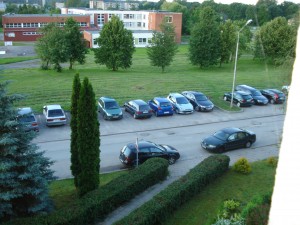 Smarkiai didėjant automobilių skaičiui, aikštelėse visiems norintiems statytis automobilius vietų neužtenka.