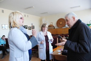Simona Žičkutė (kairėje) sutiko, kad įvyko žmogiškoji klaida ponas Henrikas gavo ne tuos akinius, kuriuos užsisakė. Simona Žičkutė (kairėje) sutiko, kad įvyko žmogiškoji klaida ponas Henrikas gavo ne tuos akinius, kuriuos užsisakė.