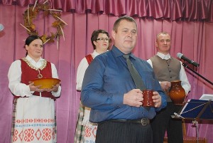 Alionių seniūnas Sigitas Bankauskas, kaip ir dera tikram šeimininkui, pats pirmas išmėgina alučio skonį.