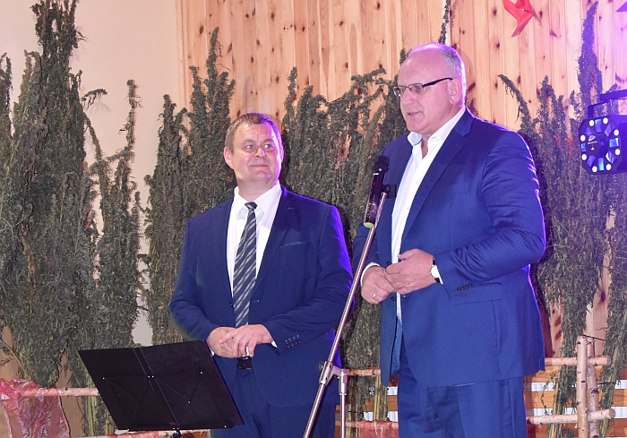 Alioniškiams dėkoja Jonas Pinskus (dešinėje). Alioniškiams dėkoja Jonas Pinskus (dešinėje).