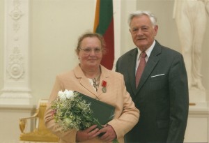 Aldona Miliukienė su Lietuvos Respublikos Prezidentu Valdu Adamkumi po apdovanojimo.