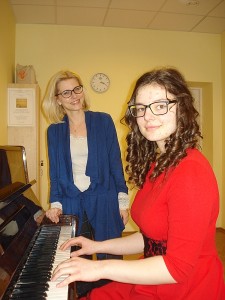 Širvintų meno mokyklos mokinė, XIII respublikinio jaunųjų pianistų konkurso ,,Linksmos natos“ laureatė Alicija Garbatavičiūtė ir jos mokytoja Jurgita Reneckytė-Žemaitienė.