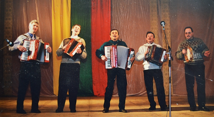 Pirmasis pasirodymas Širvintų kultūros centre 1997 metų vasario 16 dieną. Iš kairės į dešinę: Gediminas Makauskas, Algis Stonys, Rimantas Jankauskas, Jonas Andrikonis, Artūras Krapas.