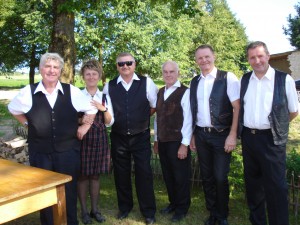 annnnorag1 Širvintų kultūros centro muzikuojanti grupė „Noragas“: (iš kairės į dešinę) Jonas Romaška, grupės vadovė Gintarė Jakštienė, Jonas Radžiūnas, Pranas Vrubliauskas, Gediminas Vaitkevičius, Kęstutis Krikštaponis.