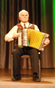 Pats pirmas iš suaugusiųjų muzikantų grojo varžytuvių debiutantas širvintiškis Pranas Vrubliauskas.