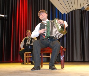 Širvintiškis Antanas Kojis armonikos garsais klausytojams pristatė miško valsą.