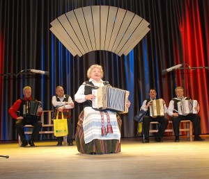 Puikiai varžytuvėse pasirodė iki šių metų buvusi vienintelė tarp visų armonikininkų moteris - širvintiškė Jefrosinija Valeiša.