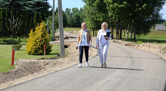 Merė Živilė Pinskuvienė ir Ūkio plėtros skyriaus vedėja Rita Gujienė apžiūrėjo baigiamą asfaltuoti Pievų gatvę Jauniūnų kaime