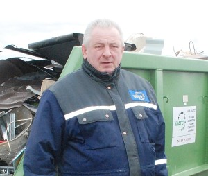 Šniponių didelių gabaritų atliekų saugojimo aikštelės operatorius Stanislovas Zabarauskas prie juodųjų metalų atliekų konteinerio. 